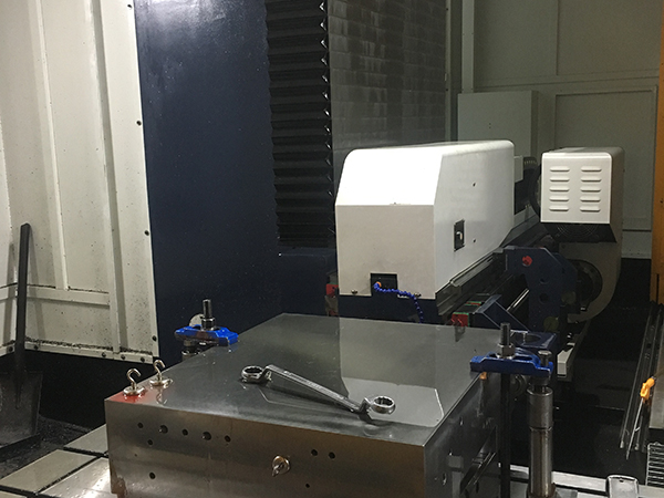 四轴钻铣复合深孔结构